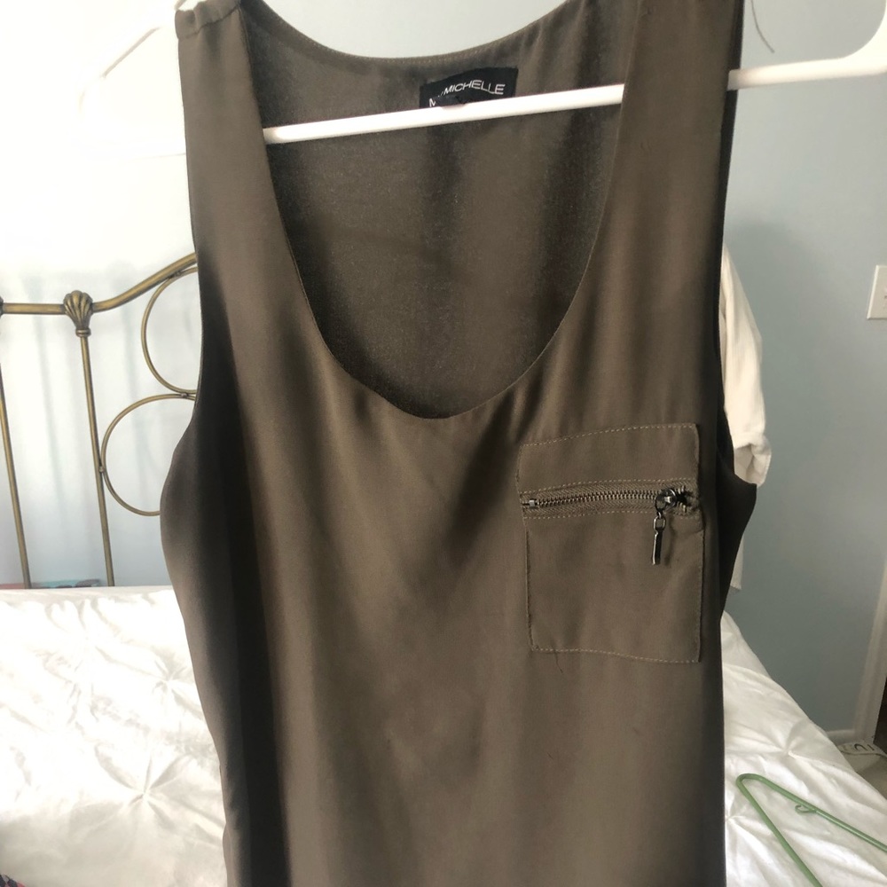 Cute zippered sleeveless blouse